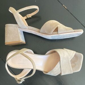 La Canadienne Women’s suede sandals.